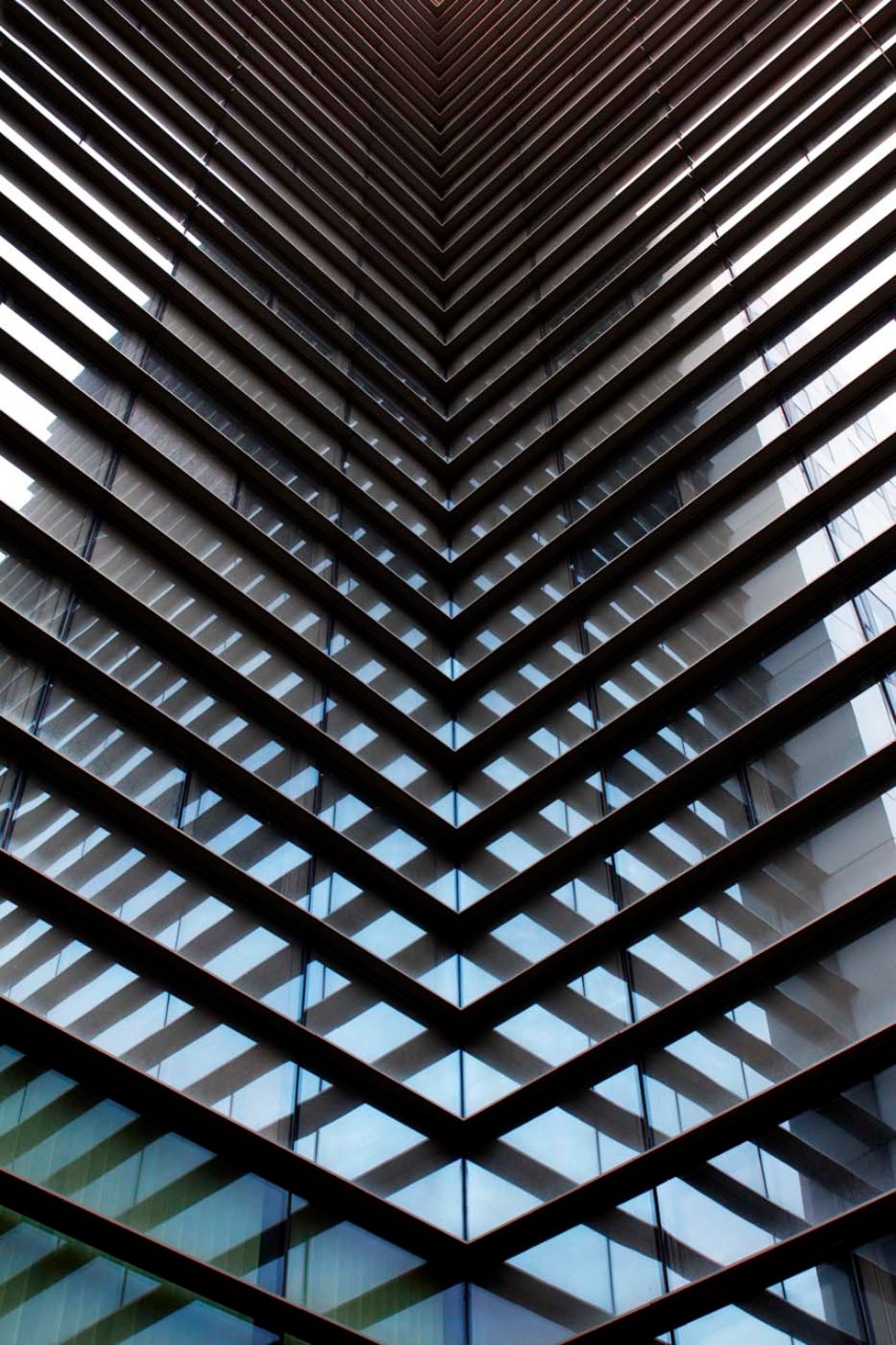 porte-conteneurs avançant dans l'eau