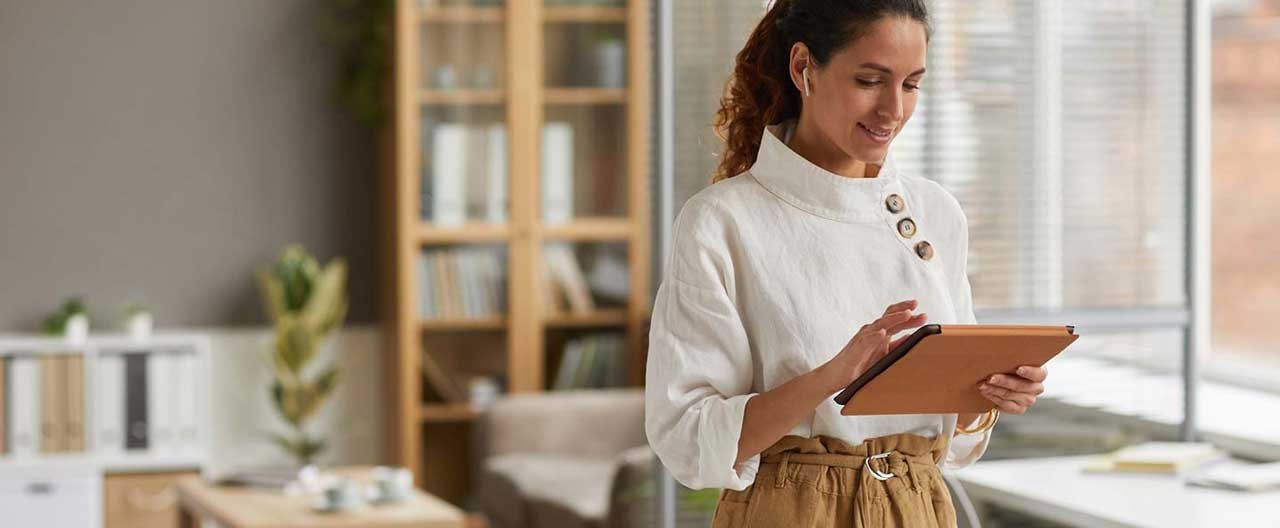 femme utilisant une tablette