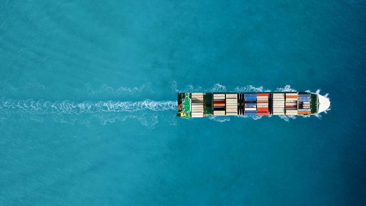 porte-conteneurs avançant dans l'eau